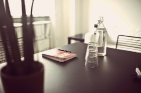 Bord med anteckningsbok